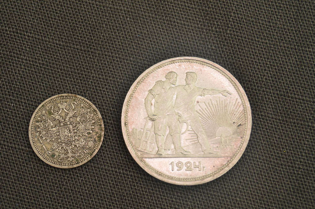 Две серебряные монеты - 1 рубль 1924 года и 15 копеек 1908 года.