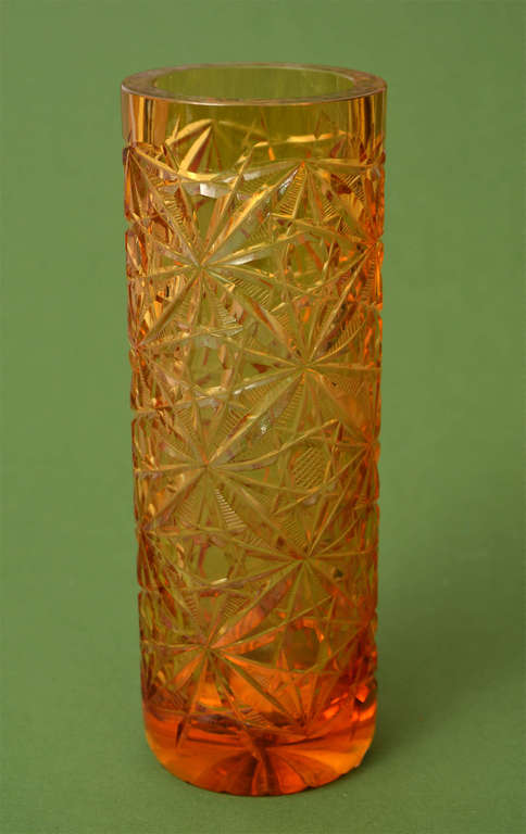 Krāsainā stikla vāze ar slīpējumu 