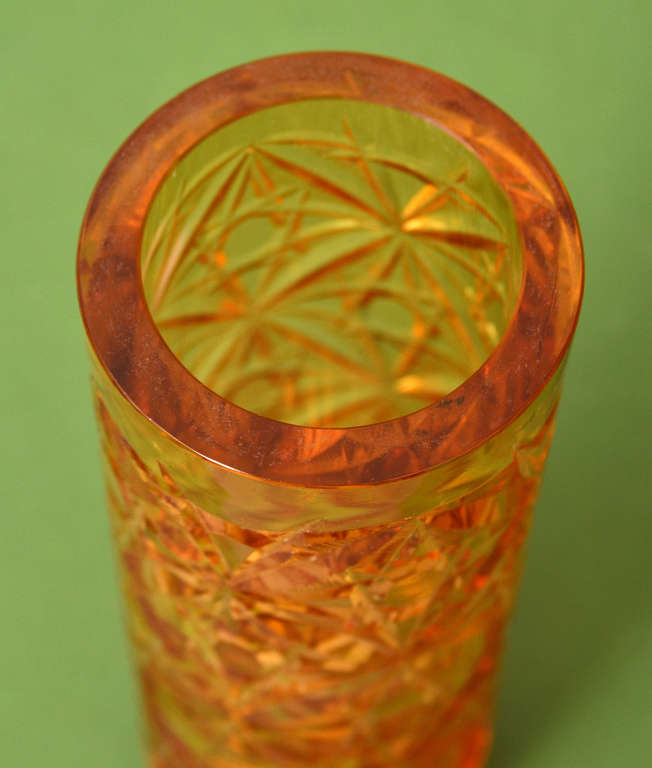 Krāsainā stikla vāze ar slīpējumu 