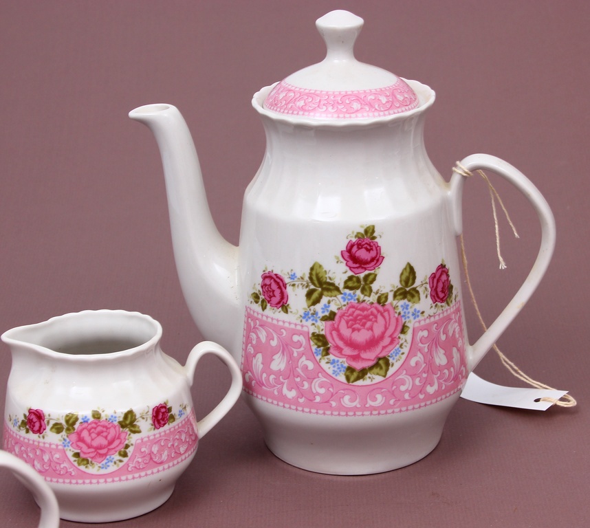Incomplete coffee and tea porcelain set 