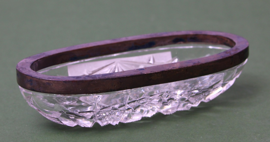 Crystal spice dish with silver finish