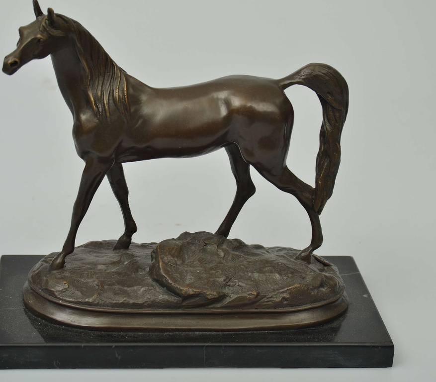 Bronzas zirgs ar marmora pamatni