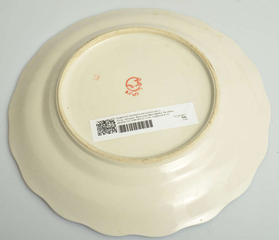Apgleznots porcelāna servējamais sķīvis