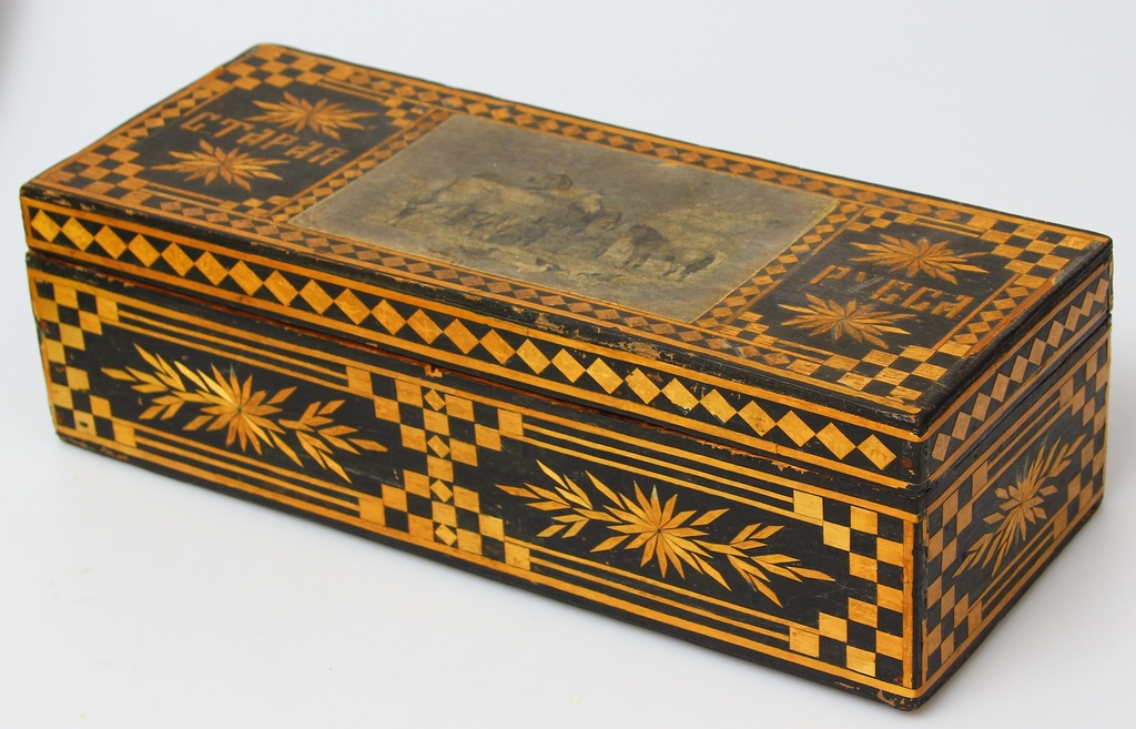Wooden box with marquetry 