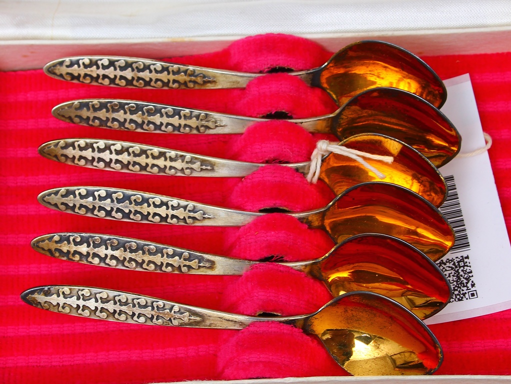 Silver spoons (6 pcs) in a box