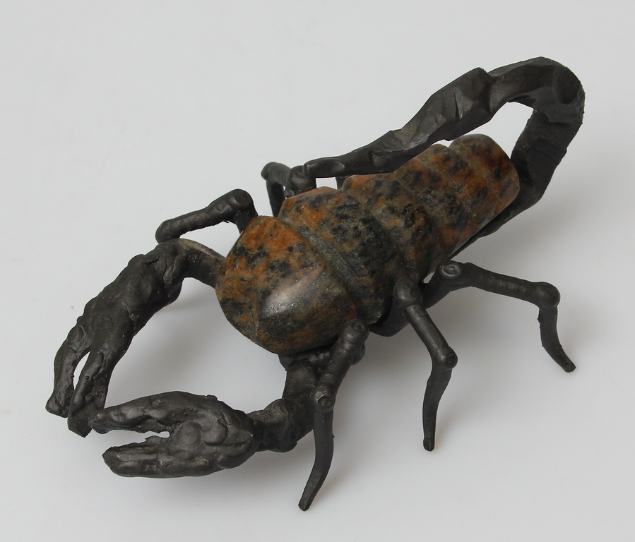 Metāla/akmens skorpiona figūra