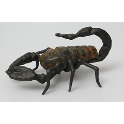 Metāla/akmens skorpiona figūra