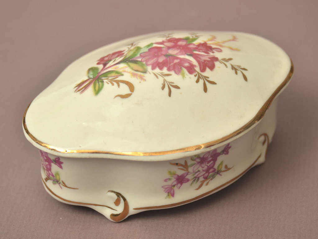 Porcelain jewelry bowl with gilding