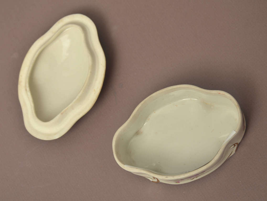 Porcelain jewelry bowl with gilding