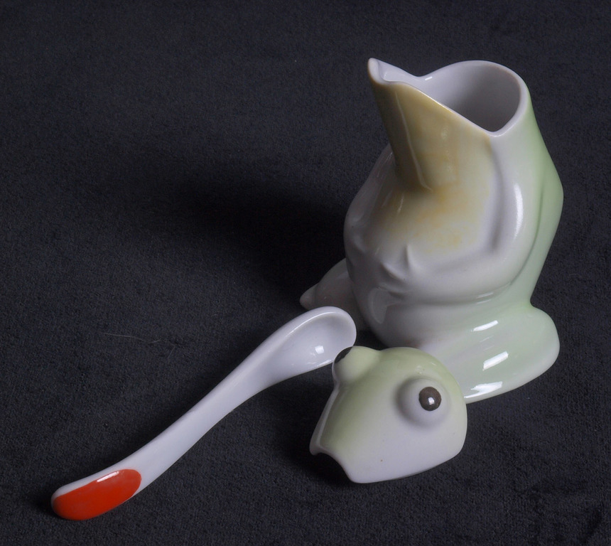 Porcelain utensil for mustard 