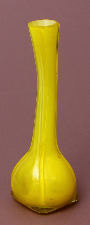 Dzeltena stikla vāze