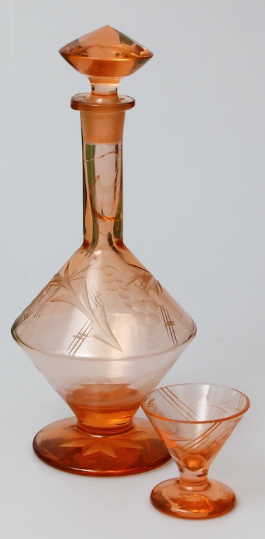 Glass decanter with 1 cup
