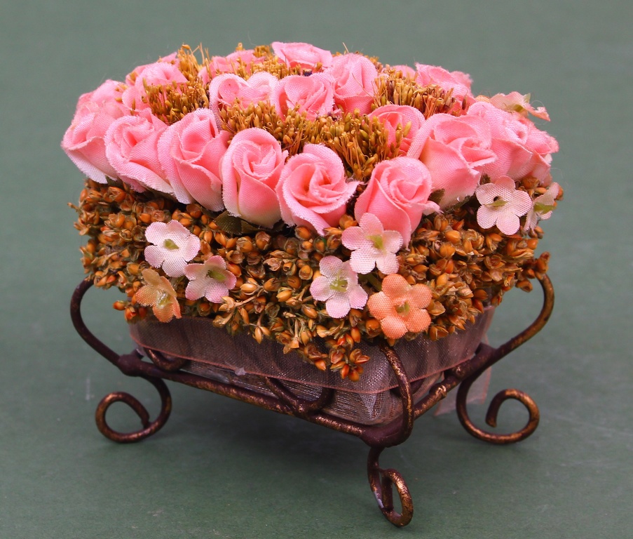 Kastīte ar dekoratīvajām rozēm  