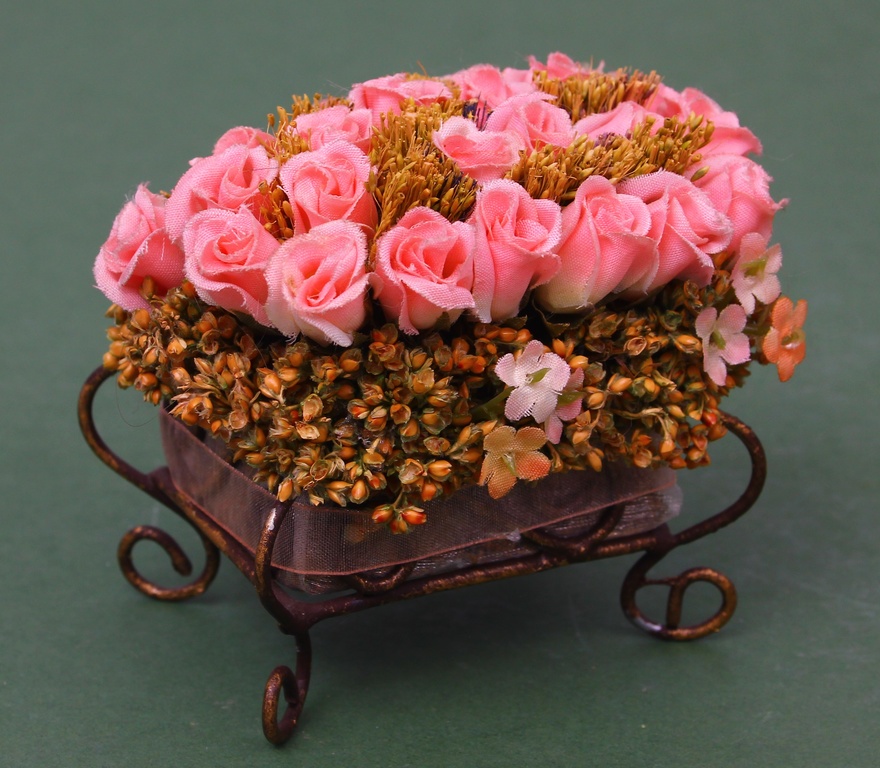Коробка с декоративными розами