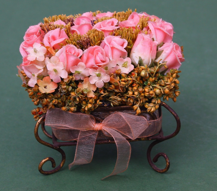 Kastīte ar dekoratīvajām rozēm  