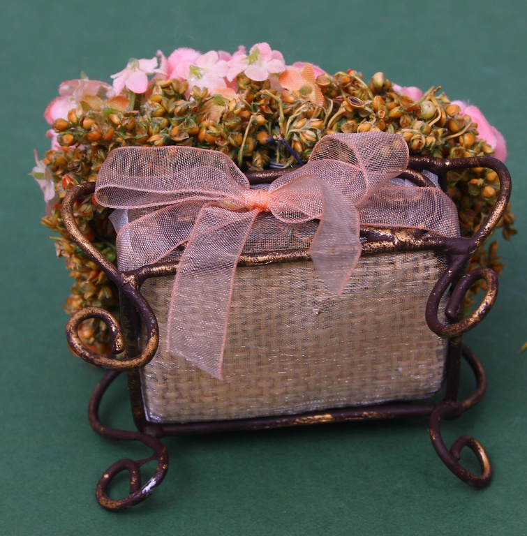 Box with decorative roses
