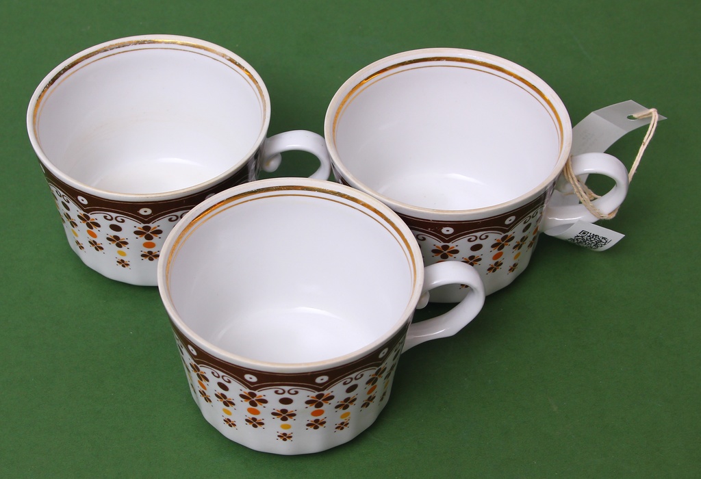 Porcelain mugs (3 pcs.)