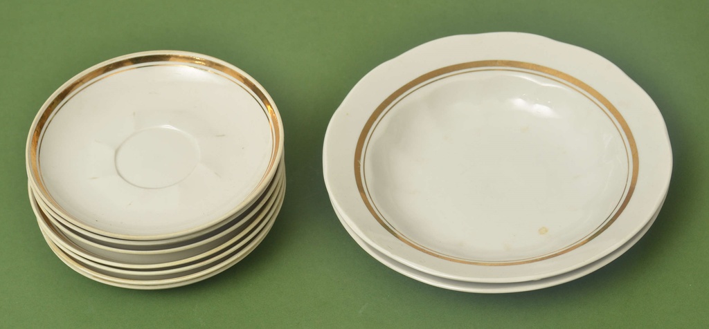 Различные фарфоровые тарелки (9 шт.)