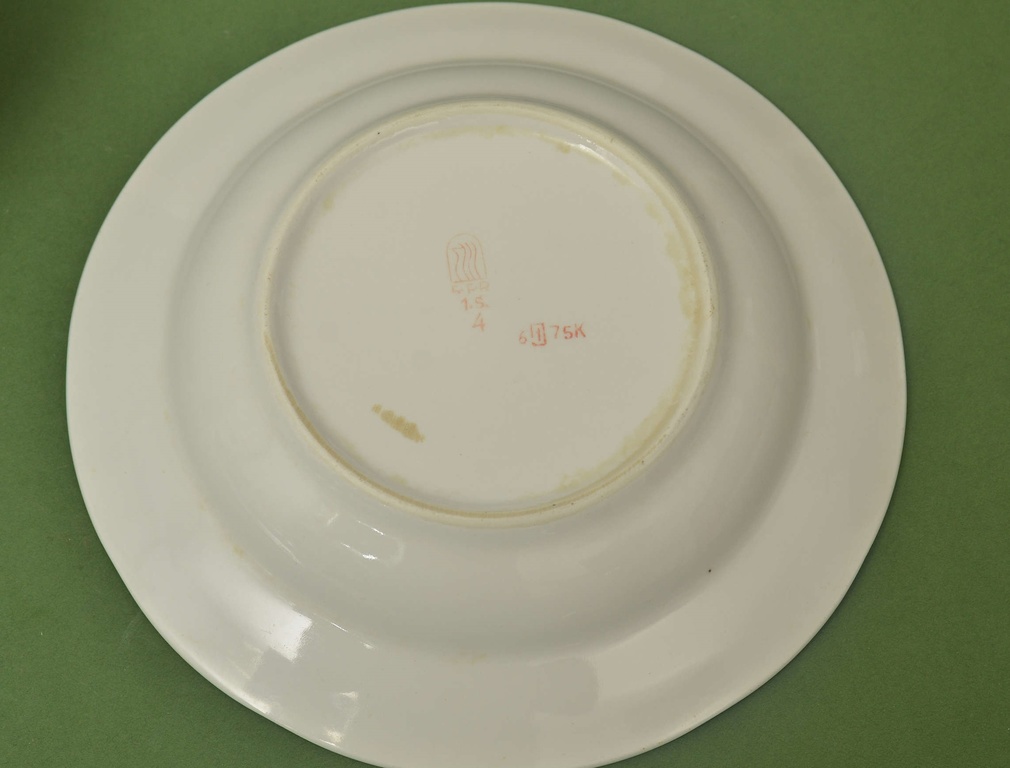 Различные фарфоровые тарелки (9 шт.)