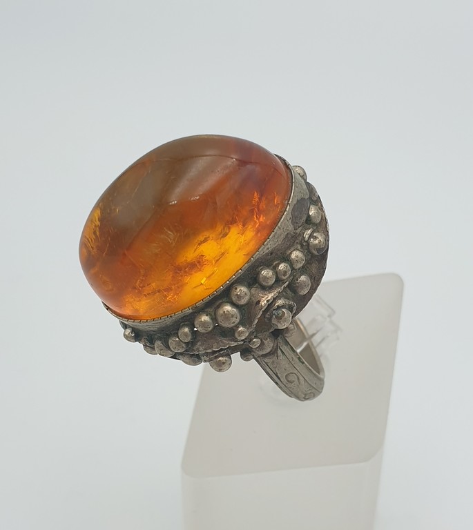 Ring with amber