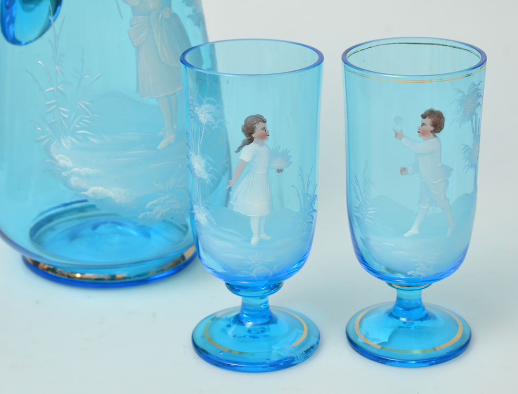 Zila stikla krūka ar 2 glāzēm ar gleznojumu