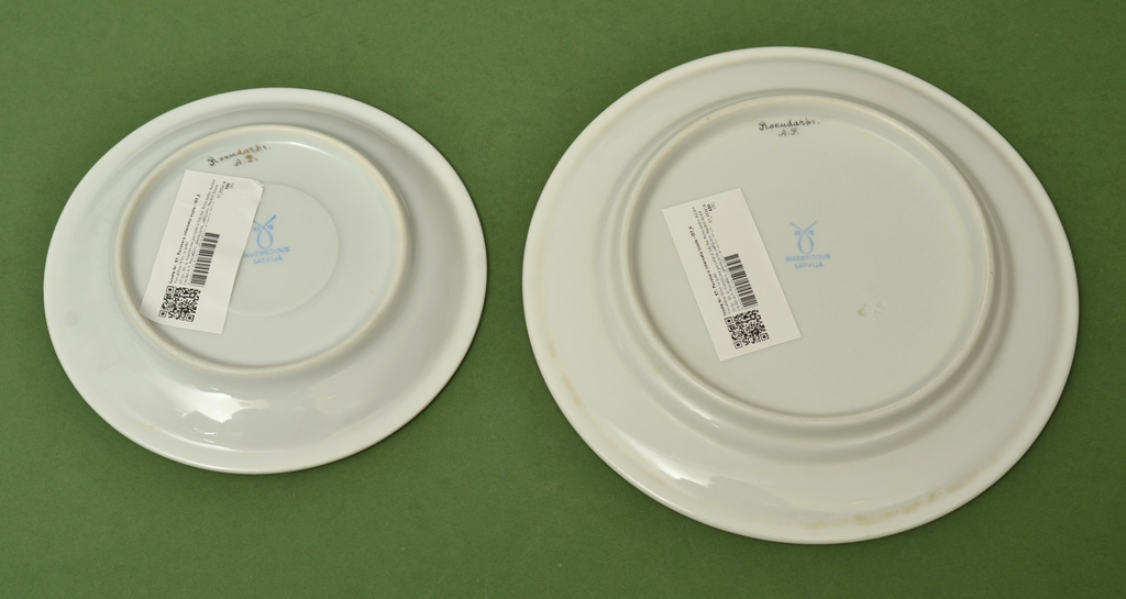 Фарфоровые тарелки (2 шт)