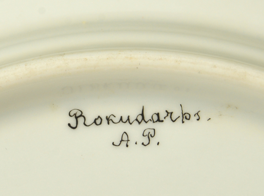 Porcelain plates (2 pcs)