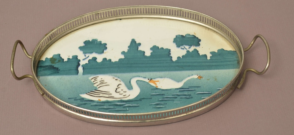 Porcelain tray with metal finish