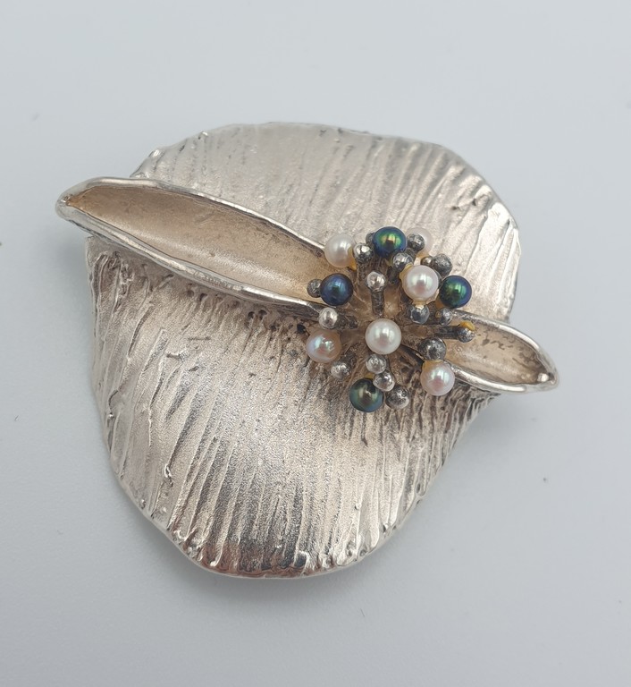 Silver Art Nouveau brooch with pearls