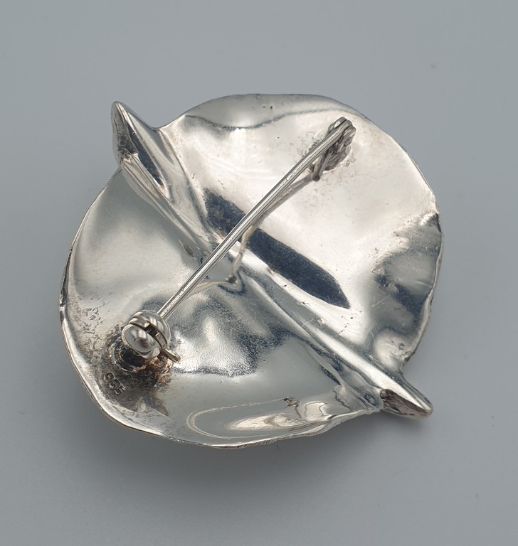 Серебряная брошь в стиле модерн с жемчугом