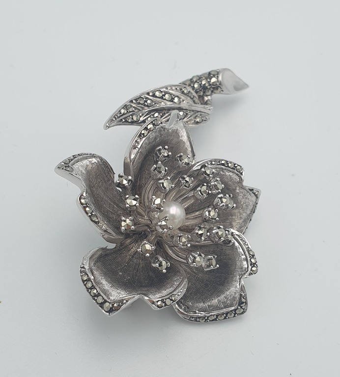 Silver Art Nouveau brooch with marcasite crystals and pearl