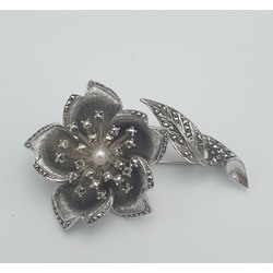 Silver Art Nouveau brooch with marcasite crystals and pearl