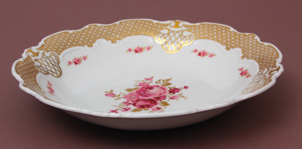 Позолоченная тарелка с орнаментом