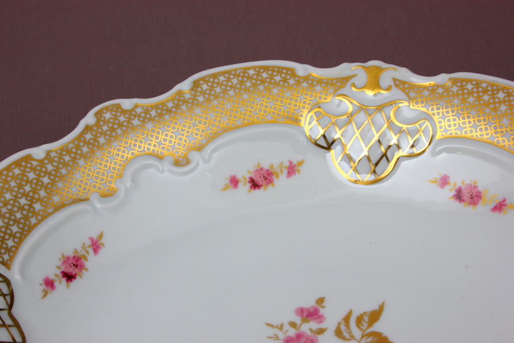 Apzeltīts šķīvis ar ziedu ornamentu