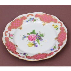 Тарелка с позолотой и цветочным декором