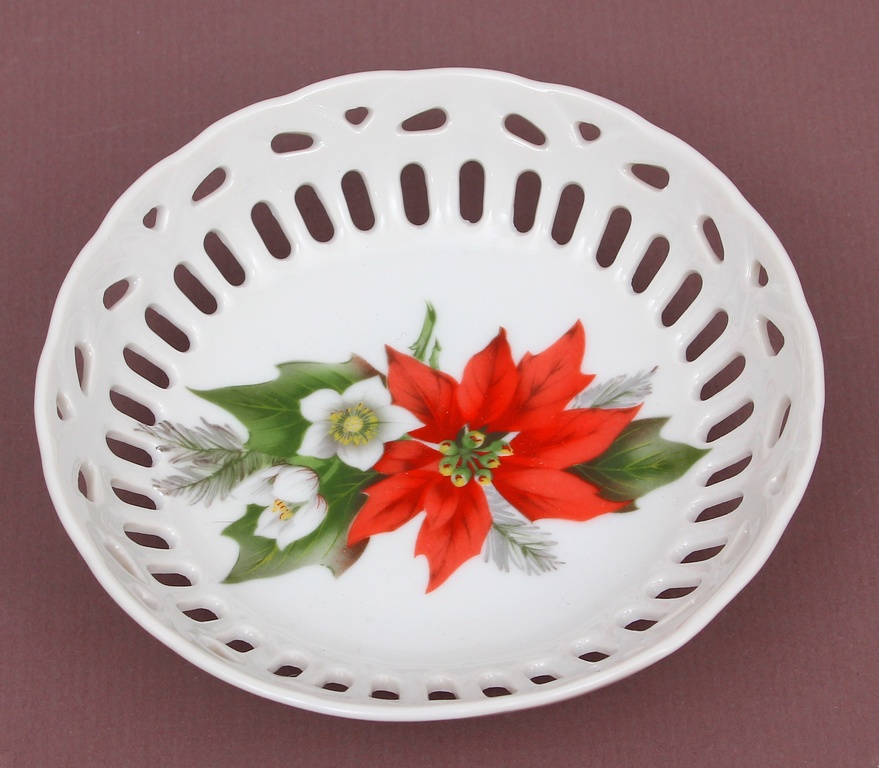 Fruit plate with floral pattern