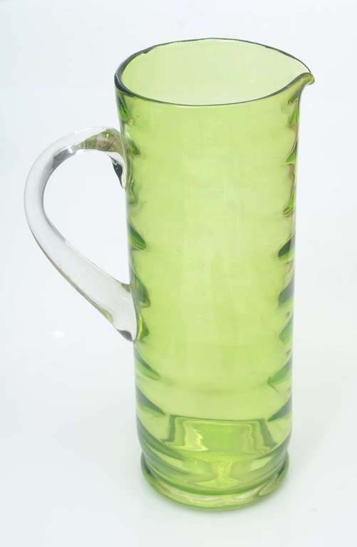 Zaļa stikla krūka