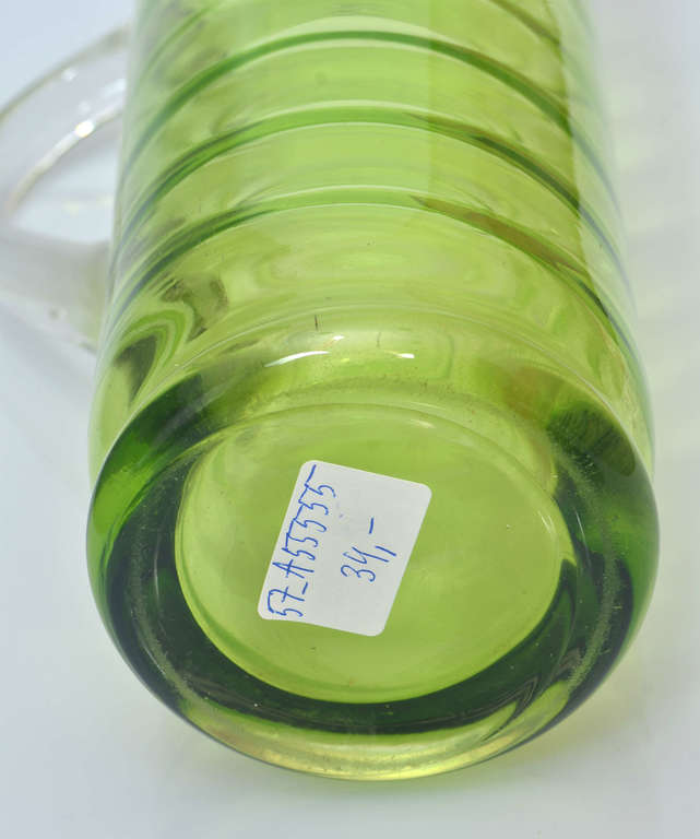 Zaļa stikla krūka