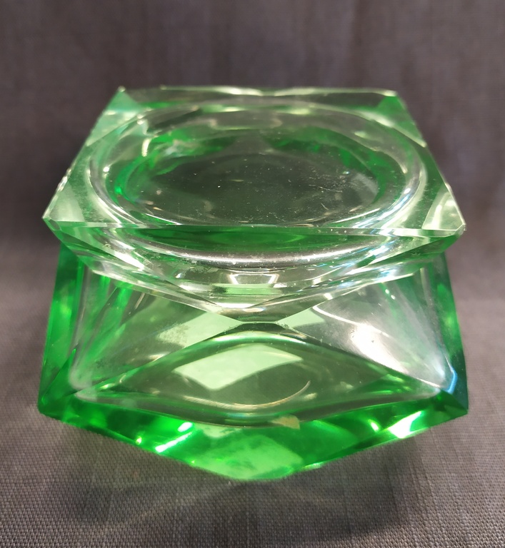 Zaļa stikla ladīte