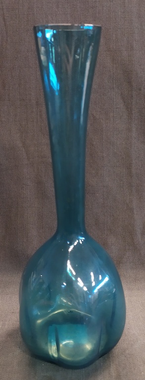 Krāsainā stikla vāzīte jūgendstilā