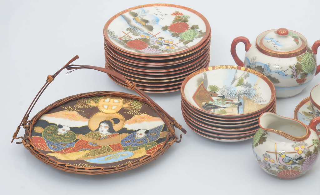 Apgleznota porcelāna komplekts ar Japānas motīviem