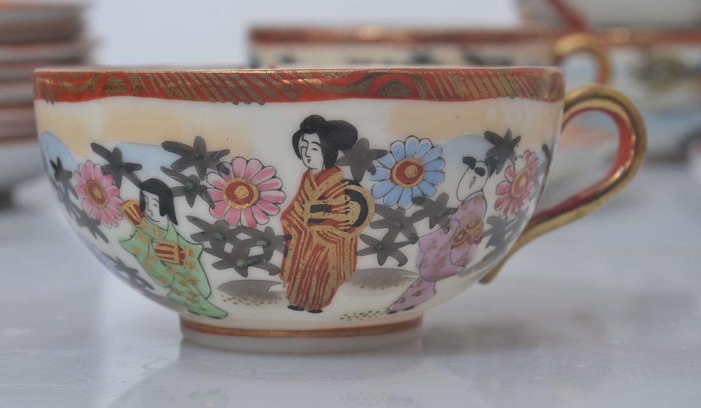 Painted porcelain set with Japanese motifs