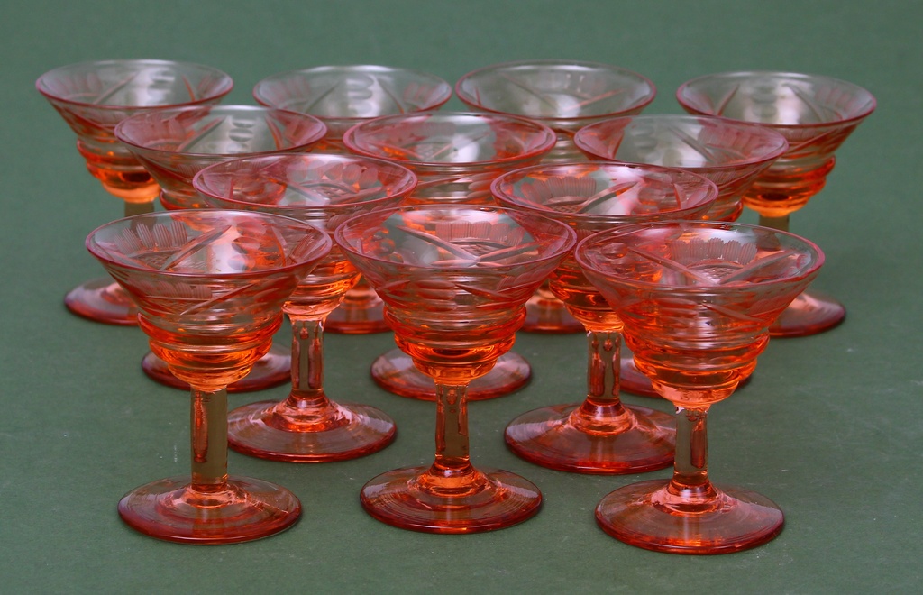 Iļģuciema stikla fabrikas krāsainā stikla glāzes (12 gab.)