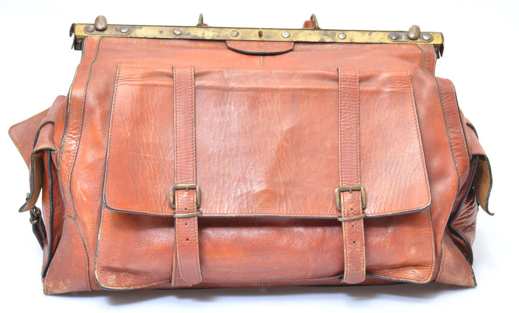 Leather bag with metal closure