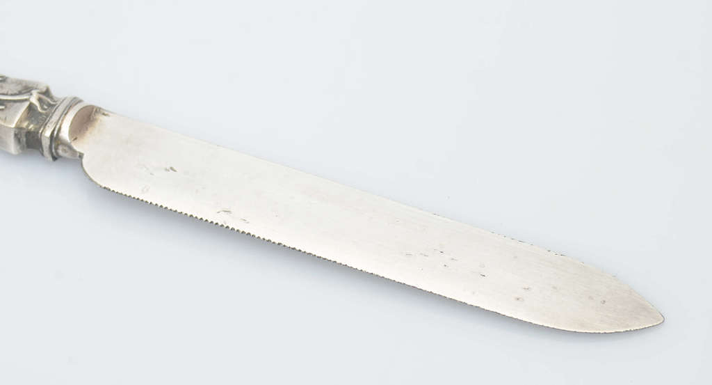 Серебряный нож в стиле модерн для сыра