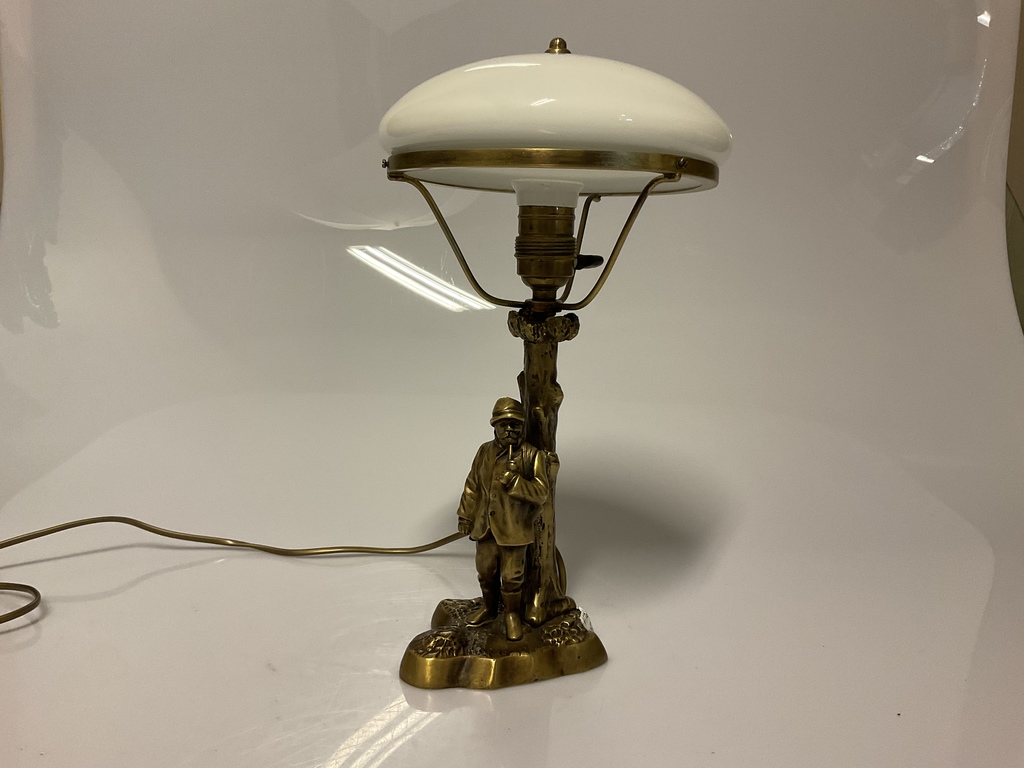 Jūgendstila galda lampa Mednieks