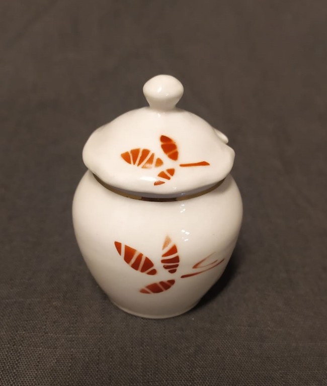 Porcelain spice dish with lid