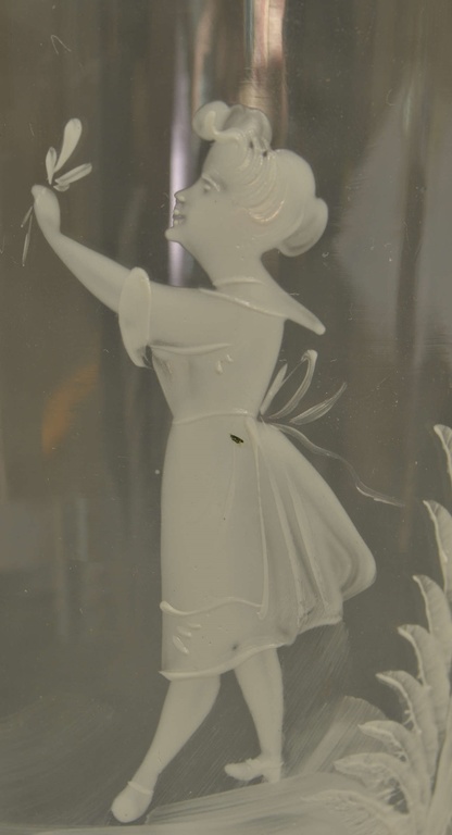 Stikla bokāls ar baltas emaljas gleznojumu