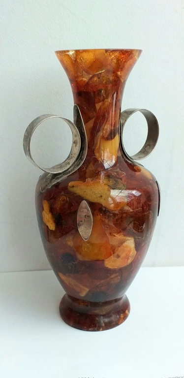 Старинная янтарная ваза в серебре.