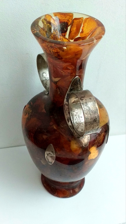 Старинная янтарная ваза в серебре.